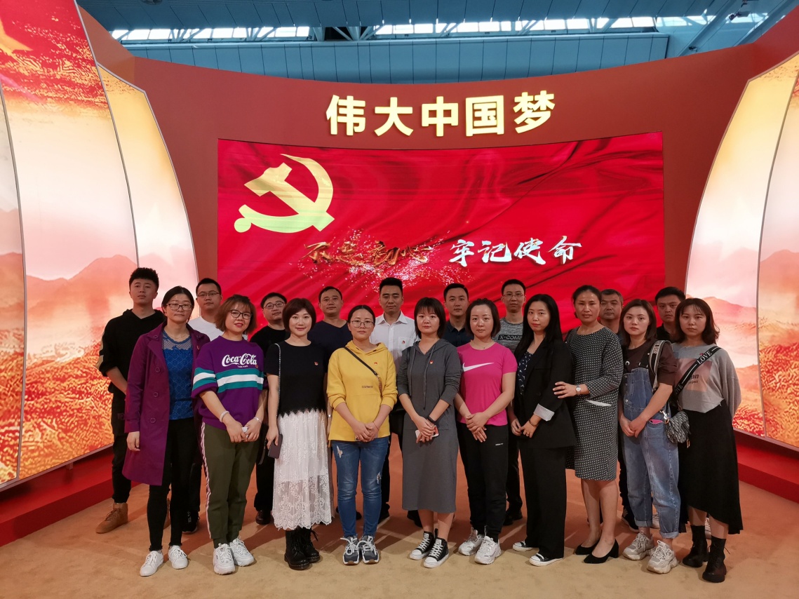 砥礪奮進七十載 滄桑巨變振人心