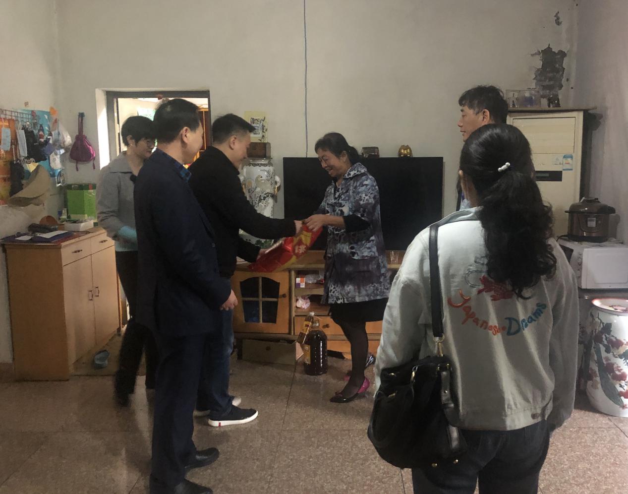 走訪慰問困難戶，真情關(guān)愛暖人心