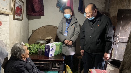 集團(tuán)公司慰問(wèn)“雙包雙?！鄙鐓^(qū)困難群眾