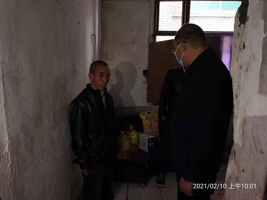 集團(tuán)公司慰問(wèn)“雙包雙?！鄙鐓^(qū)困難群眾