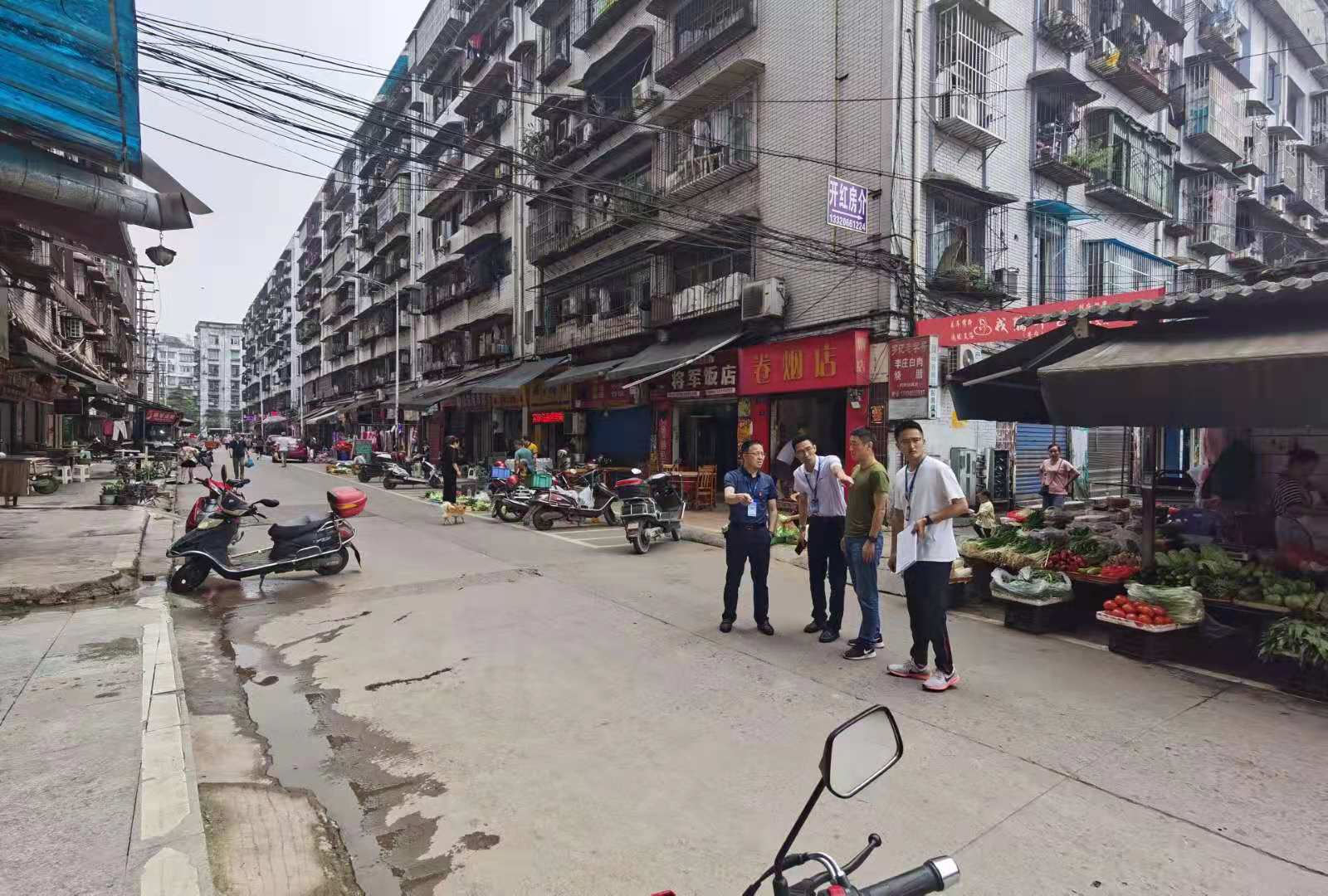 集團(tuán)公司黨委書記、董事長周燕賓調(diào)研社區(qū)管 道遷改工程