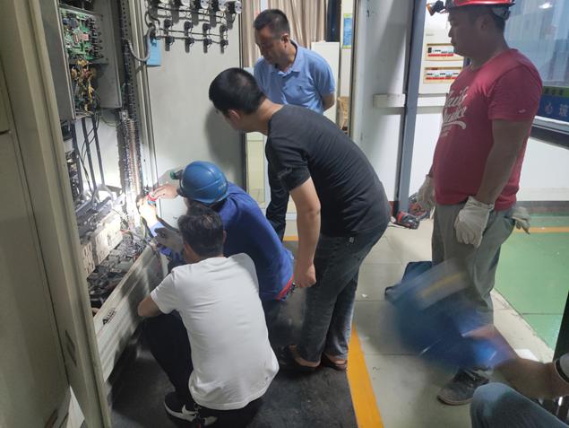 通宵奮戰(zhàn)，順利完成一水廠泵站電氣改造