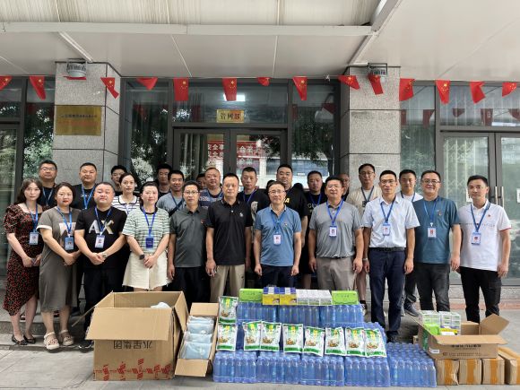 炎炎夏日送清涼，絲絲關(guān)懷沁人心