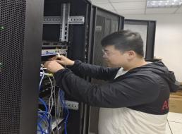 《榜樣在身邊》系列報道——王海宇、徐蕾：青春奮斗正當時